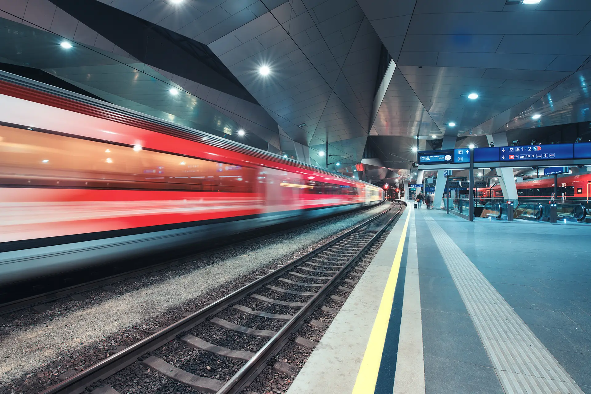 Durchfahrender Zug am Bahnhof in Österreich