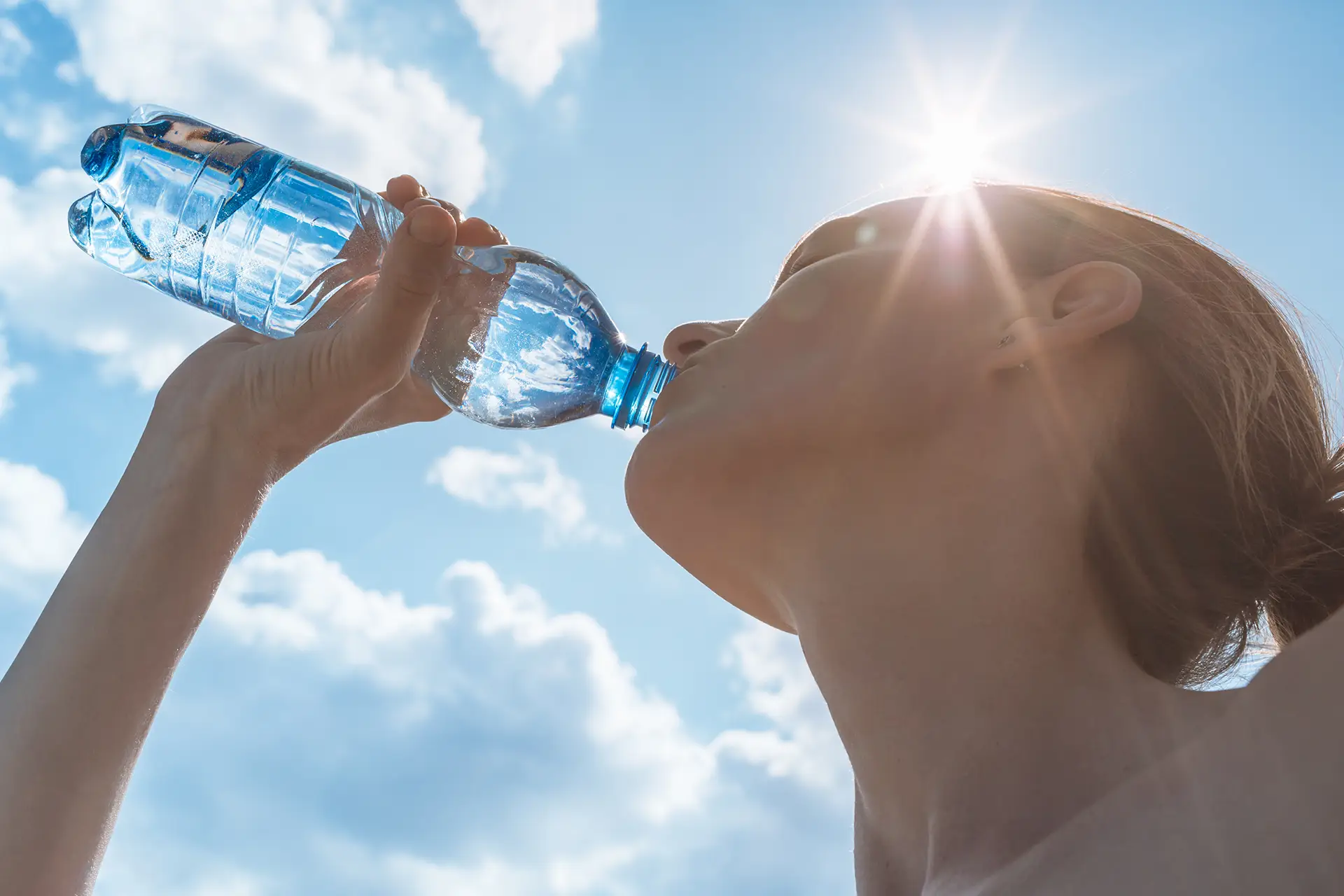 Frau trink aus Wasserflasche