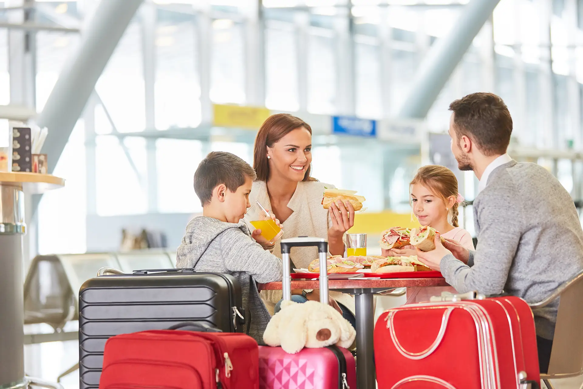 Familie isst Jause am Flughafen