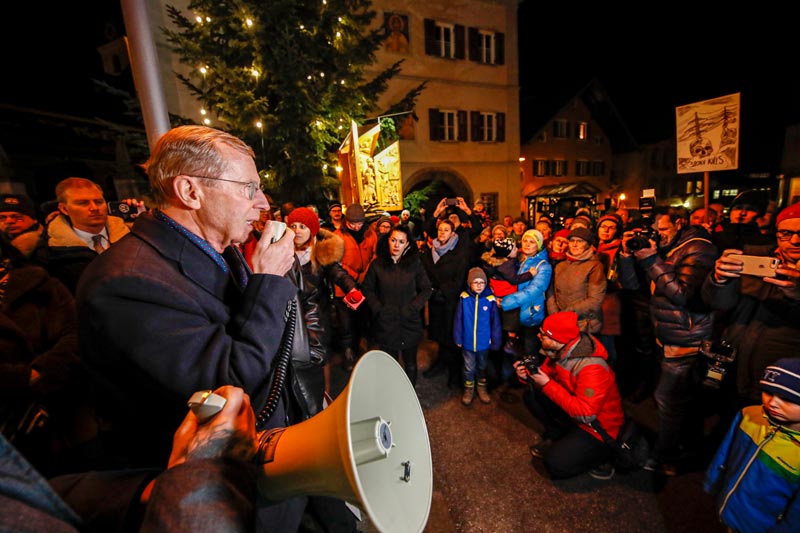 Wilfried Haslauer bei den Demonstranten